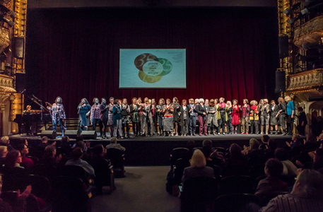 Gründerinnen und Mitarbeiterinnen auf der Bühne