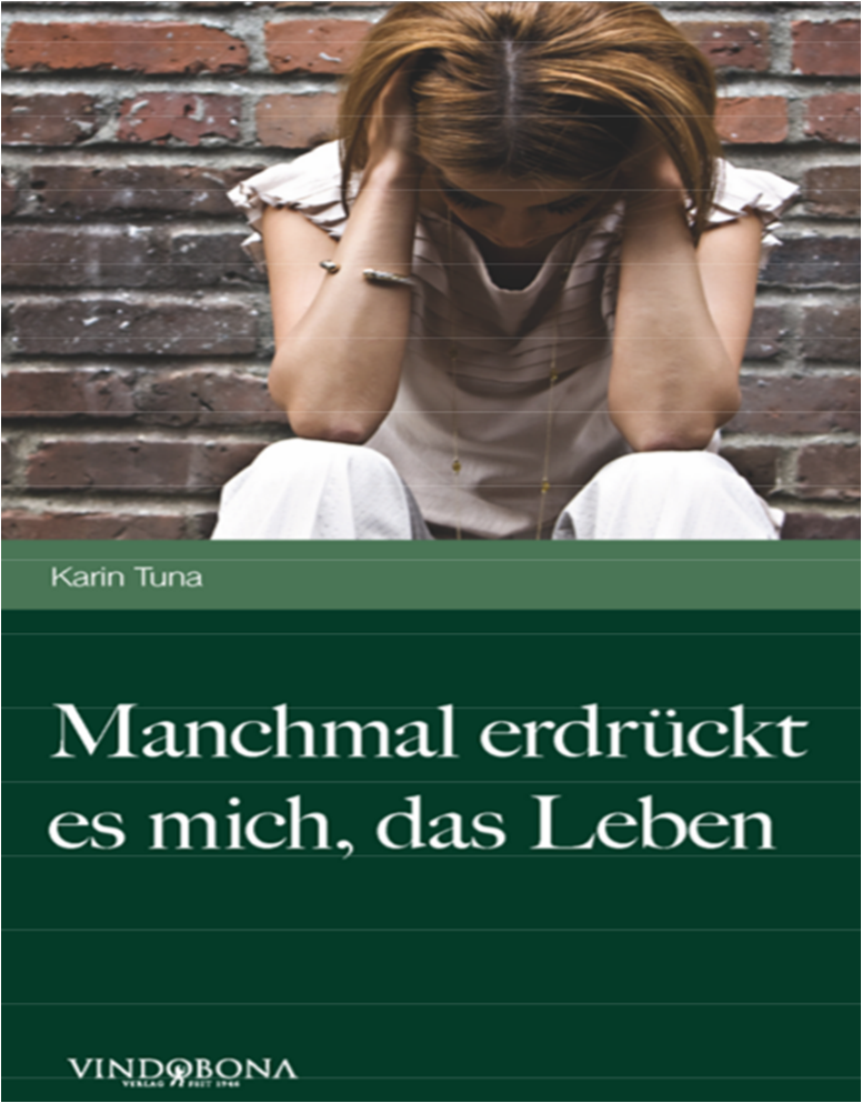 Frau sitzt vor einer Mauer und hält sich die Hände vor das Gesicht