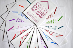 Bild: Gewaltschutzbroschüren aufgefächert