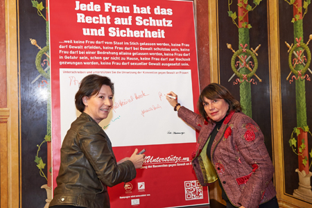 Bundesministerin Gabriele Heinisch-Hosek und Nationalratsabgeordnete Gisela Wurm unterschreiben das Plakat